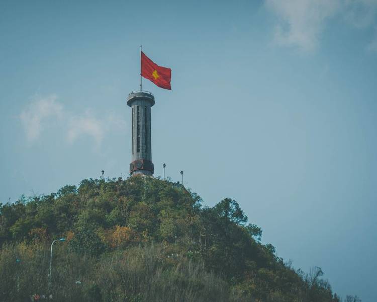 Kinh nghiệm du lịch Hà Giang mới nhất 29 Cột cờ Lũng Cú nằm trên đỉnh núi Rồng của huyện Đồng Văn.