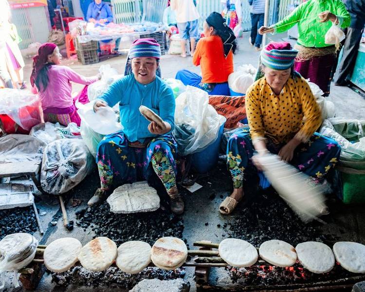 Kinh nghiệm du lịch Hà Giang mới nhất 32 Chợ phiên Đồng Văn chỉ họp duy nhất một lần trong tuần.