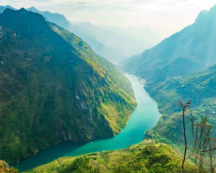 Kinh nghiệm du lịch Hà Giang mới nhất 34 Trải nghiệm chèo thuyền trên sông Nho Quế để ngắm nhìn khung cảnh thơ mộng của vùng đất này.