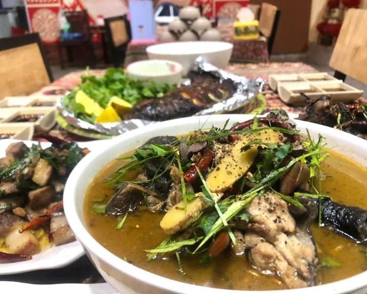 Kinh nghiệm du lịch Hà Giang mới nhất 38 Thắng cố - món ăn đặc trưng của người Tây Bắc được nấu từ thịt ngựa.