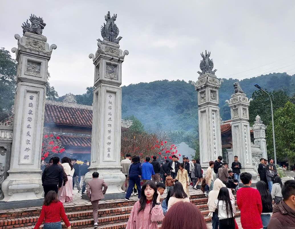 Địa điểm du lịch Quảng Bình - CẬP NHẬT những điểm đến HOT nhất 2025 56 Hàng nghìn người dâng hương tại Đền Thánh Mẫu Liễu Hạnh