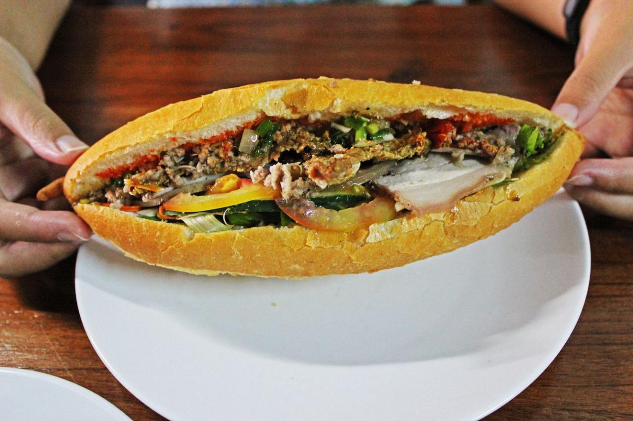 Trọn bộ kinh nghiệm du lịch Hội An: Thời gian, ăn ở, vui chơi 132 Bánh mì Madam Khánh Hội An - Trải nghiệm bánh mì ngon nhất thế giới