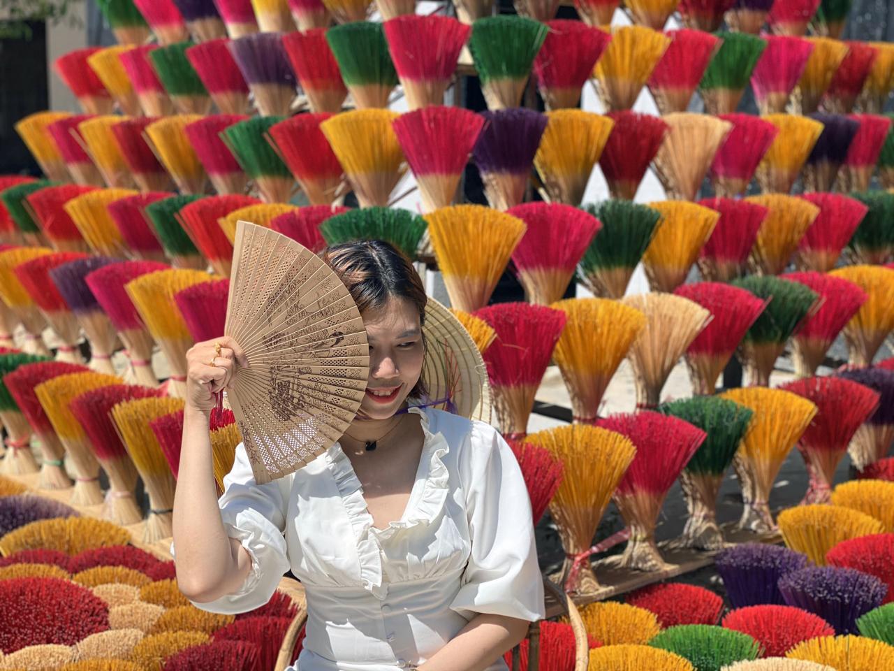 Cẩm nang du lịch Huế từ A-Z: di chuyển, ăn chơi, ... 77 lang huong 8482 1650366422