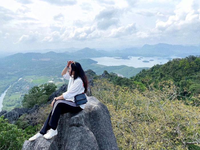 Địa điểm du lịch Quảng Bình - CẬP NHẬT những điểm đến HOT nhất 2025 58 Khám phá kỳ quan tâm linh tại Núi Thần Đinh Quảng Bình