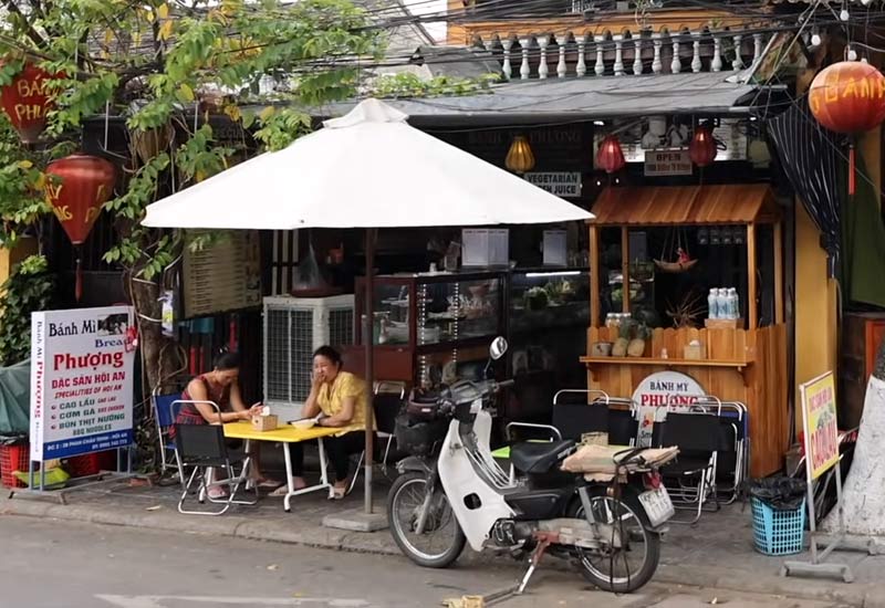 Trọn bộ kinh nghiệm du lịch Hội An: Thời gian, ăn ở, vui chơi 131 Bánh Mì Phượng địa chỉ: 2b Phan Châu Trinh, Cẩm Châu, Hội An, Quảng Nam