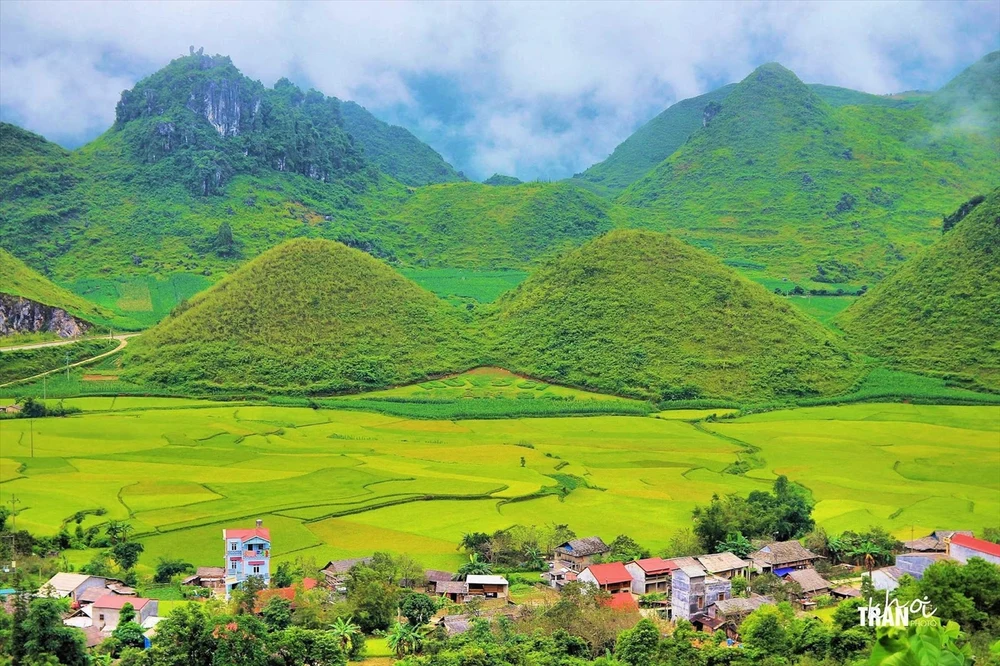20 Địa Điểm Du Lịch Hà Giang Đẹp Ngỡ Ngàng 49 Nui Doi Va Cong Troi Quan Ba