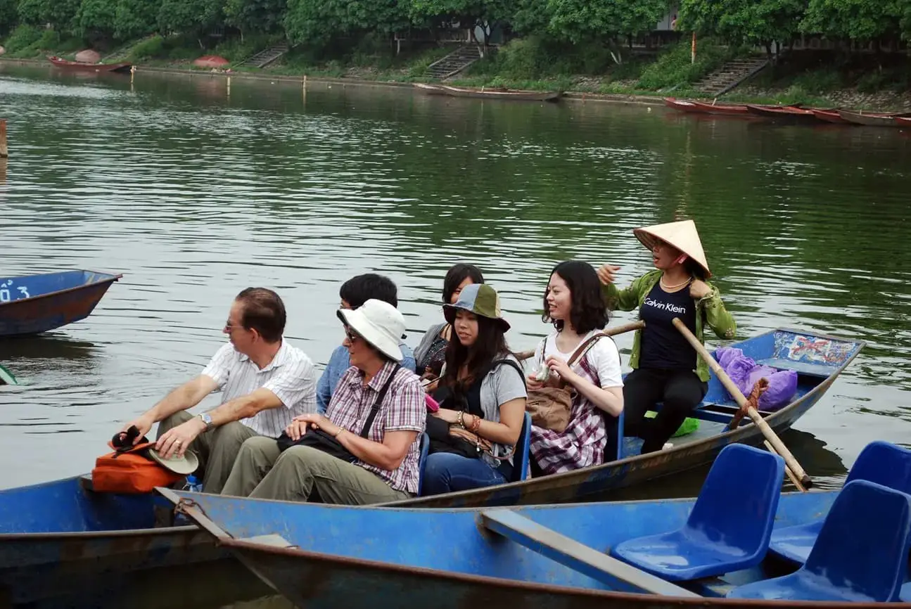 Giá vé cáp treo Chùa Hương 2026 và cách mua không phải chờ đợi 6 Tour chùa Hương Hà Nội cả ngày với chuyến đi thuyền