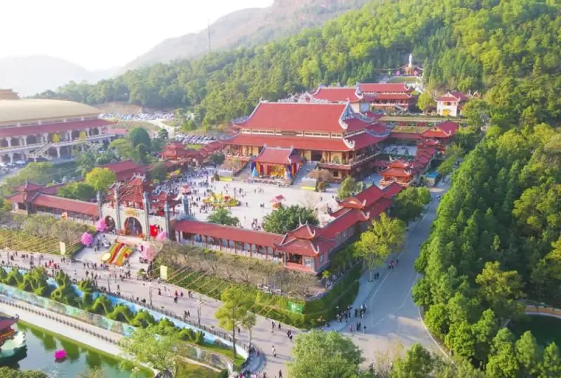 Hành hương Chùa Ba Vàng: Ngôi chùa linh thiêng và lung linh nhất Quảng Ninh Hành hương Chùa Ba Vàng: Ngôi chùa linh thiêng và lung linh nhất Quảng Ninh