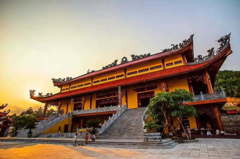 Hành hương Chùa Ba Vàng: Ngôi chùa linh thiêng và lung linh nhất Quảng Ninh Hành hương Chùa Ba Vàng: Ngôi chùa linh thiêng và lung linh nhất Quảng Ninh