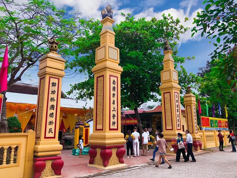 Đi lễ Đền Ông Hoàng Mười (Nghệ An): Cầu công danh, sự nghiệp linh thiêng Đi lễ Đền Ông Hoàng Mười (Nghệ An): Cầu công danh, sự nghiệp linh thiêng