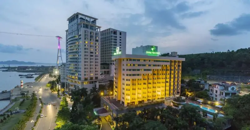Review 15 Khách Sạn Hạ Long Gần Biển View Đẹp Đáng Ở 2026