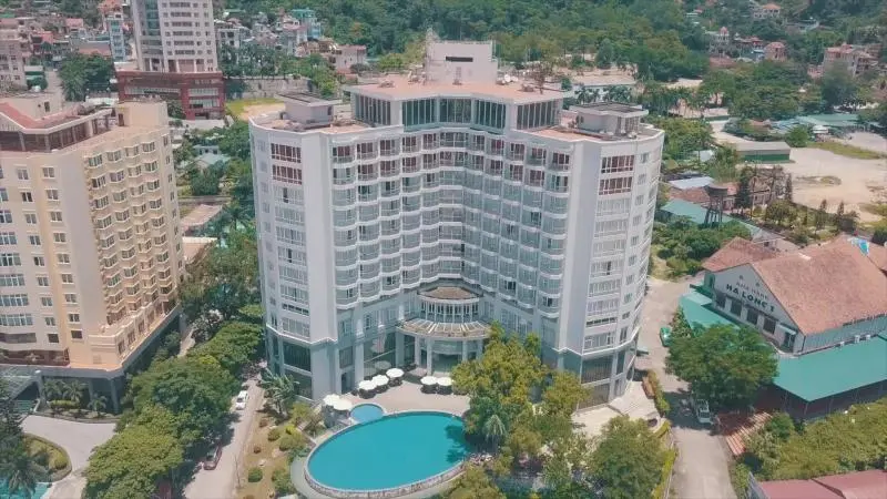 Review 15 Khách Sạn Hạ Long Gần Biển View Đẹp Đáng Ở 2026