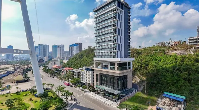 Review 15 Khách Sạn Hạ Long Gần Biển View Đẹp Đáng Ở 2026