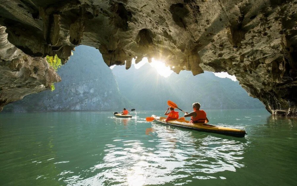 Kinh Nghiệm Du Lịch Hạ Long Tự Túc siêu tiết kiệm 32 Cheo Thuyen Kayak O Hang Luon Dao Ti Top