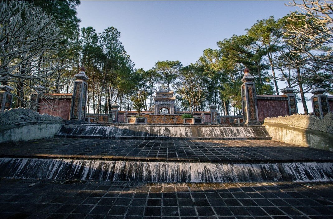 Cẩm nang du lịch Huế từ A-Z: di chuyển, ăn chơi, ... 83 Lăng Đồng Khánh Huế - Kinh nghiệm tham quan hữu ích 2025