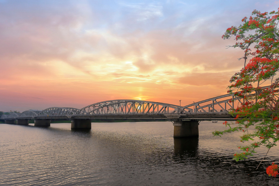 Cẩm nang du lịch Huế từ A-Z: di chuyển, ăn chơi, ... 72 Khám phá Cầu Trường Tiền – Biểu tượng lịch sử và văn hóa của xứ Huế